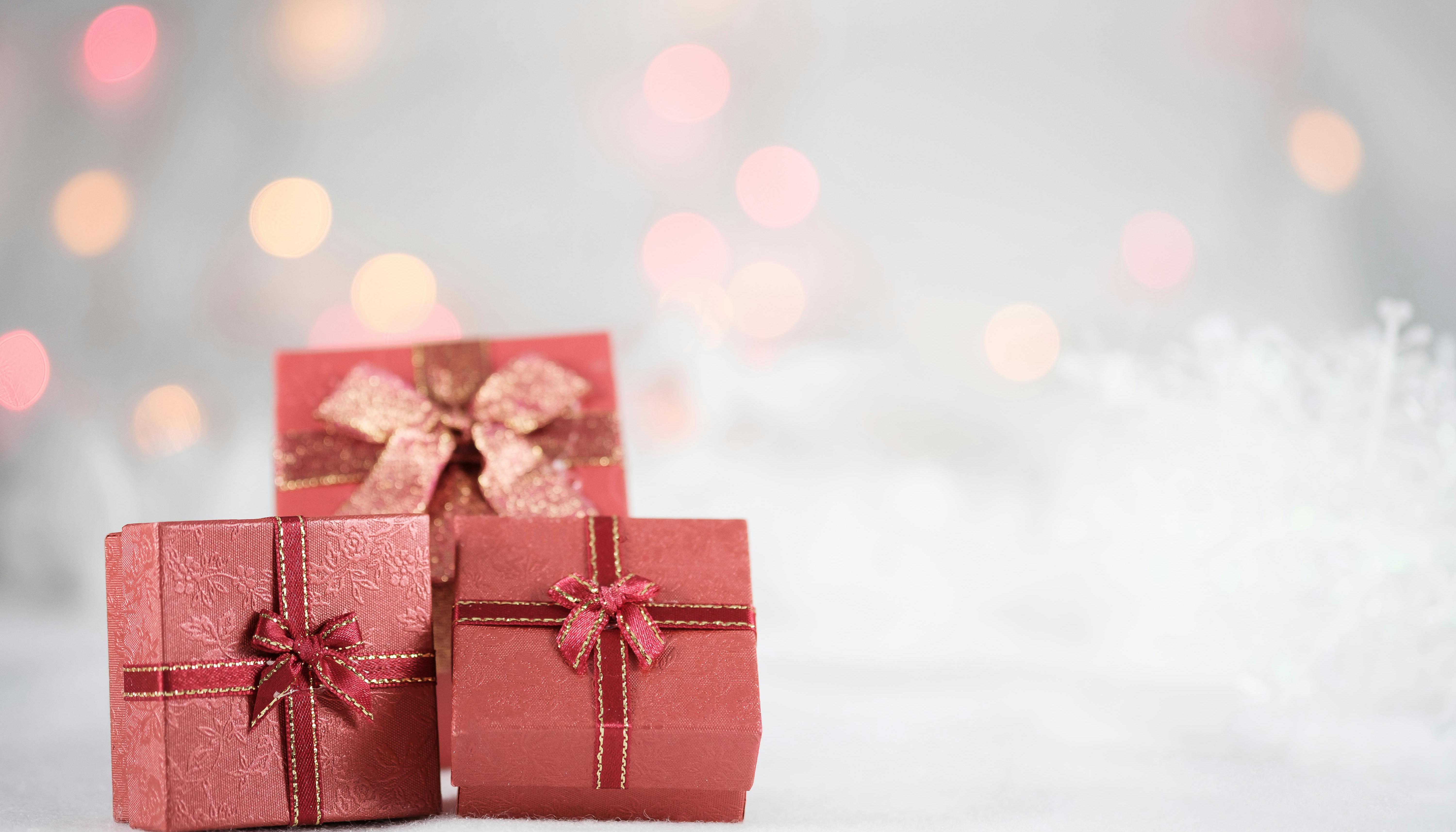 Quelle fiscalité pour les cadeaux d’usage à l’approche de Noël ?